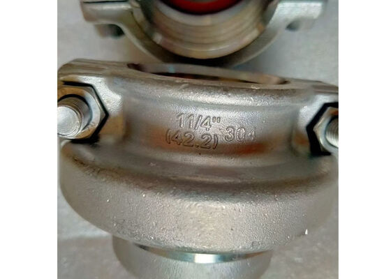 Duurzame kunststof buiseindkappen met siliconen afdichtringen ingebed in metalen ringen voor effectieve afdichting en bescherming van buisuiteinden